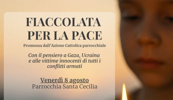 Fiaccolata della pace: un bambino con candela in mano